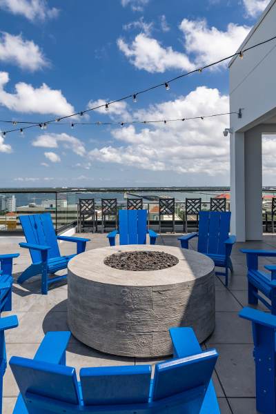 Residents having drinks together at Nine20 Manatee in Bradenton, Florida