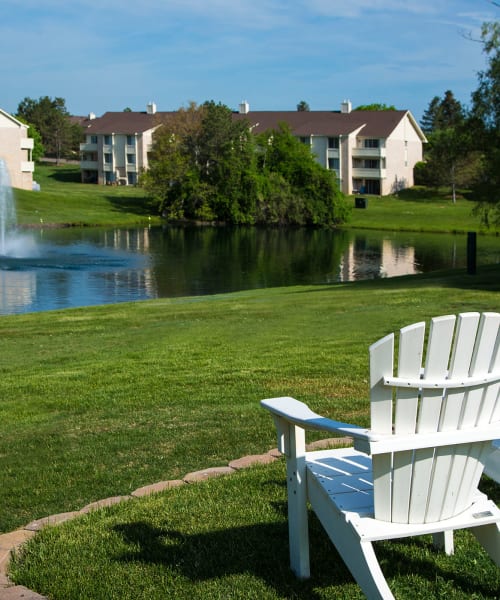 Pondside seating at Aldingbrooke in West Bloomfield, Michigan