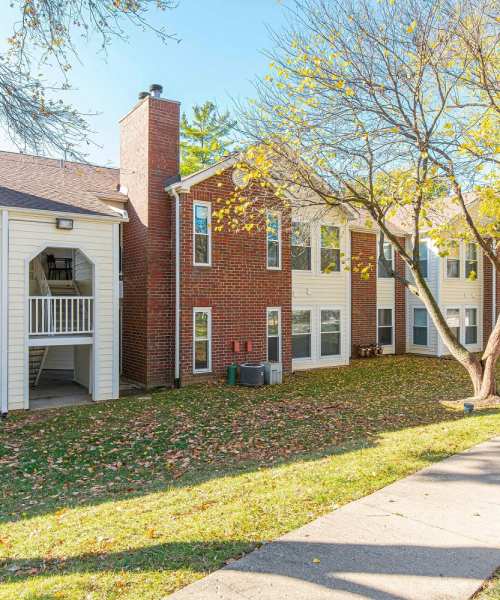 Building exterior at Peachtree Apartments in Chesterfield, Missouri