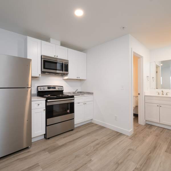 well setup and modern kitchen at Pinnacle Apartments in Fife, Washington
