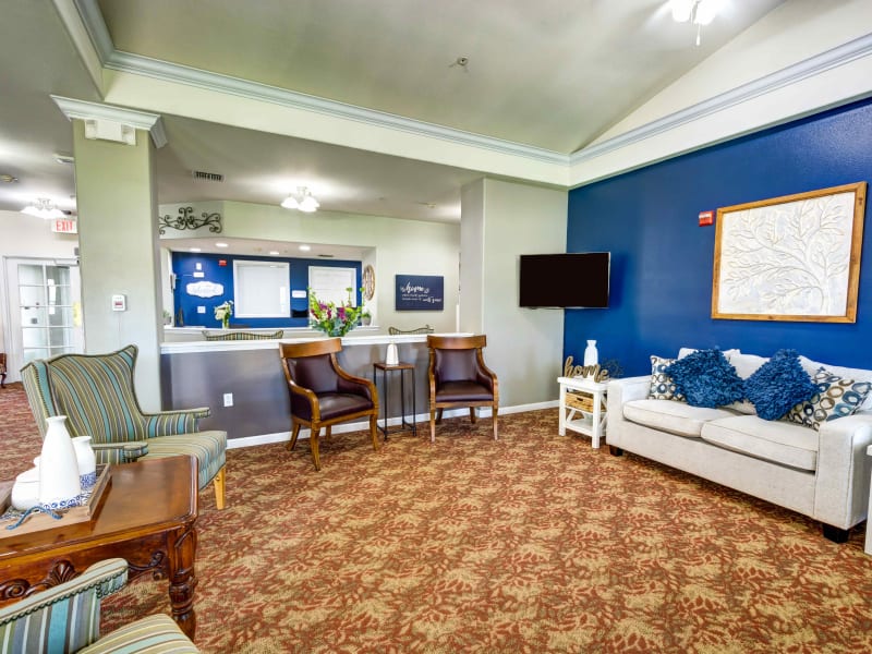 Resident lounge with comfortable seating and a flat screen TV at Morrow Heights Assisted Living in Rogue River, Oregon