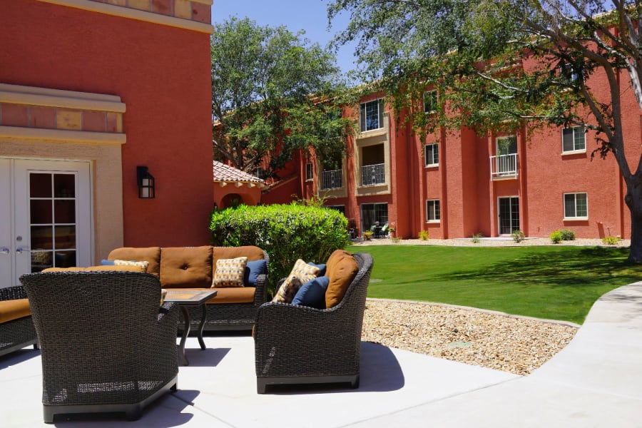 Outdoor lounge area at Casa Del Rio Senior Living in Peoria, Arizona