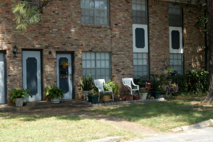 Exterior view of housing and seating at Mendenwood in Memphis, Tennessee