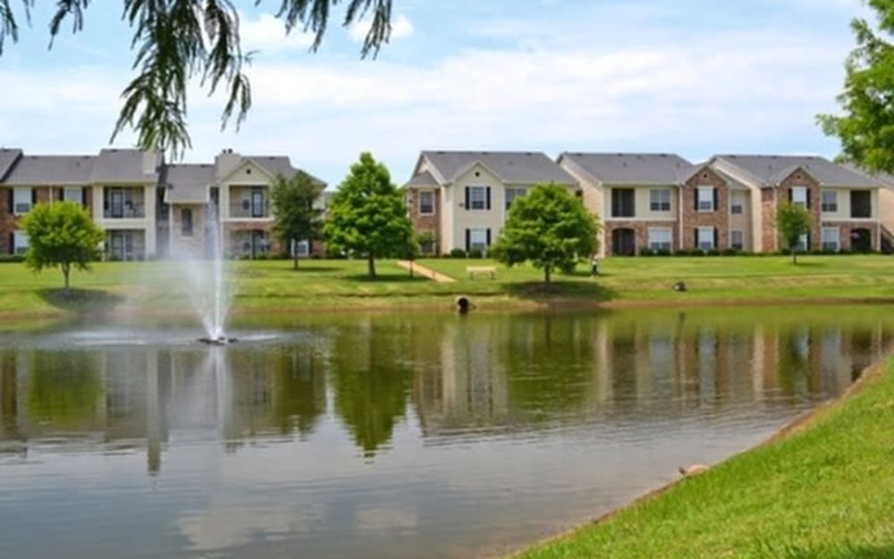 Courtyard and building exteriors at River Walk Apartment Homes in Shreveport, Louisiana