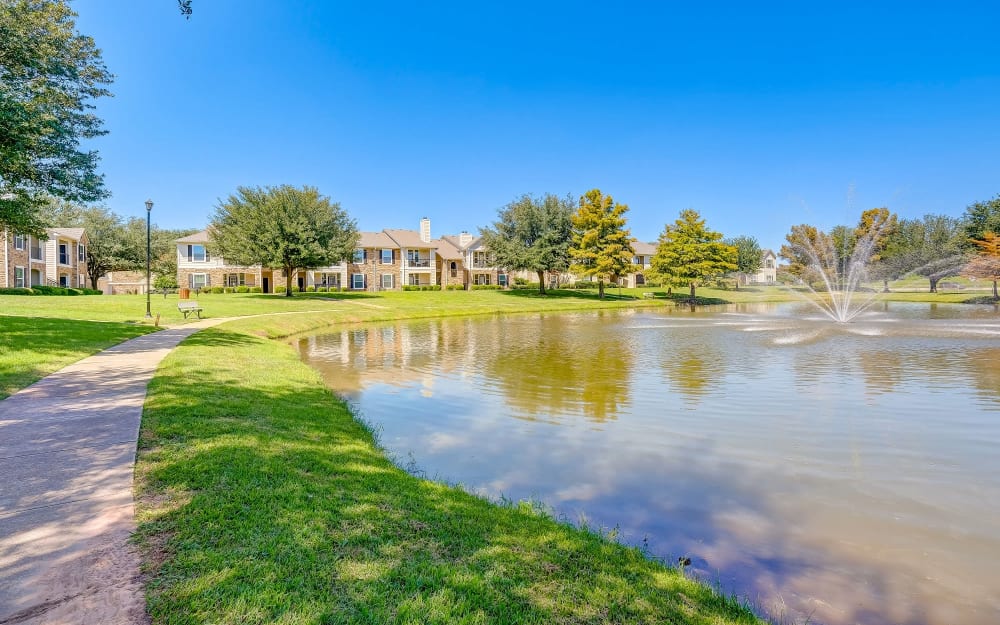 Exterior and lake at River Walk Apartment Homes in Shreveport, Louisiana.