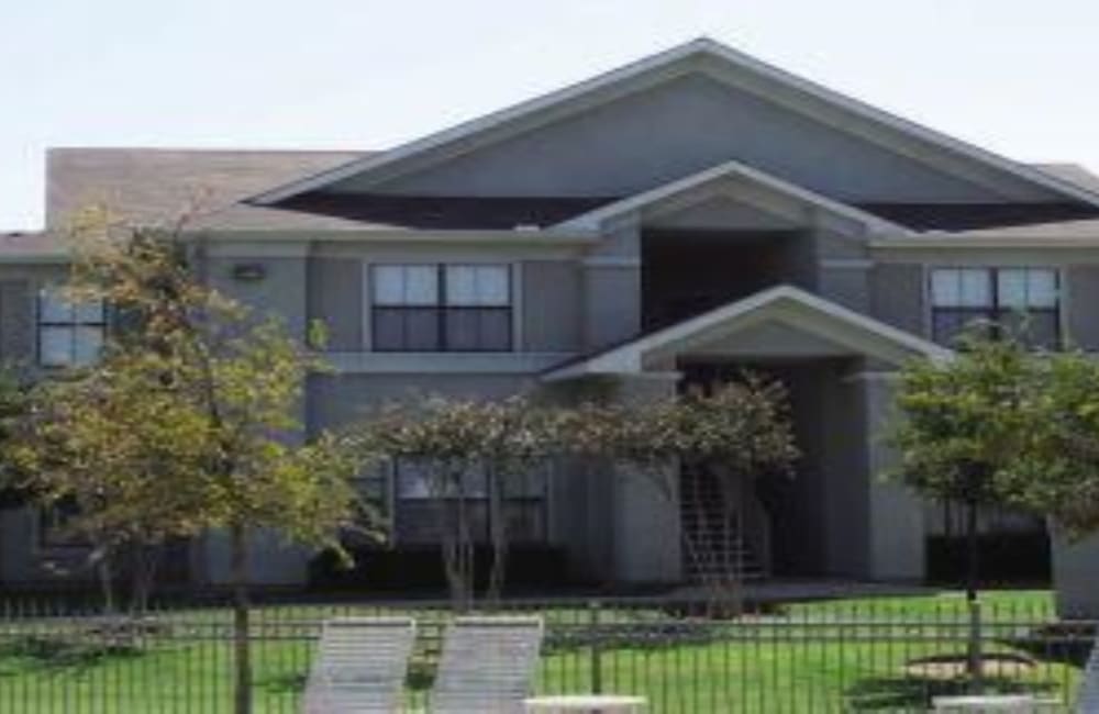 Exterior building of Legacy of Cedar Hill Apartments & Townhomes in Cedar Hill, Texas.