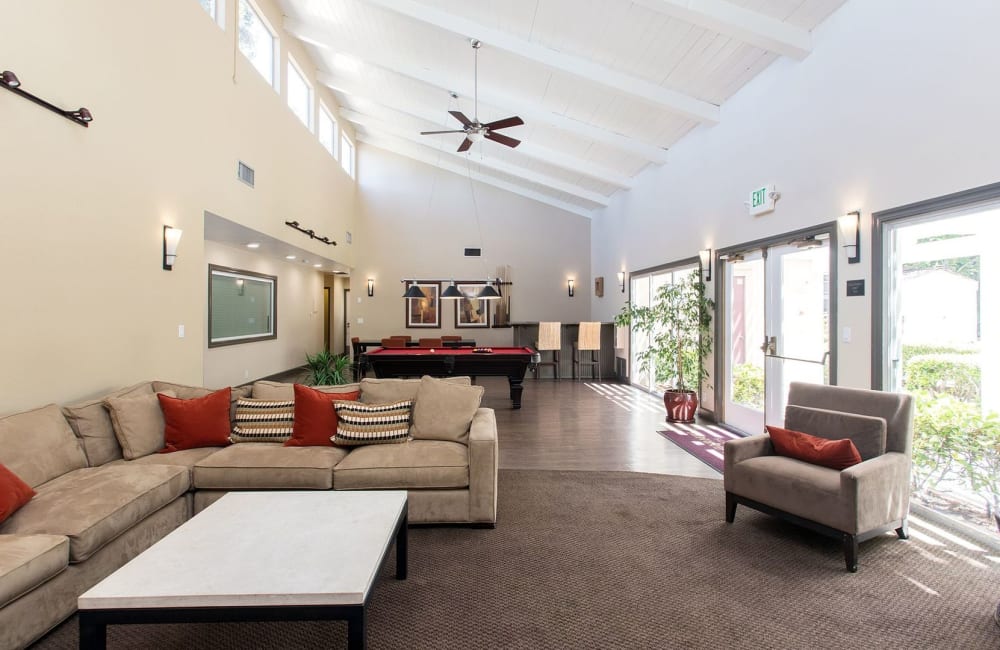 resident lounge at Evelyn Gardens in Sunnyvale, California
