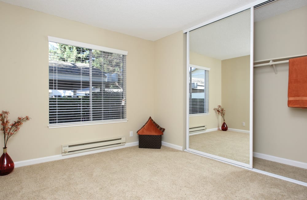 carpeted floors and mirrored closeted doors at Evelyn Gardens in Sunnyvale, California