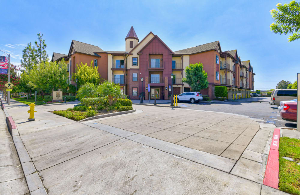 apartments at Windsor Court & Stratford Place in Westminster, California