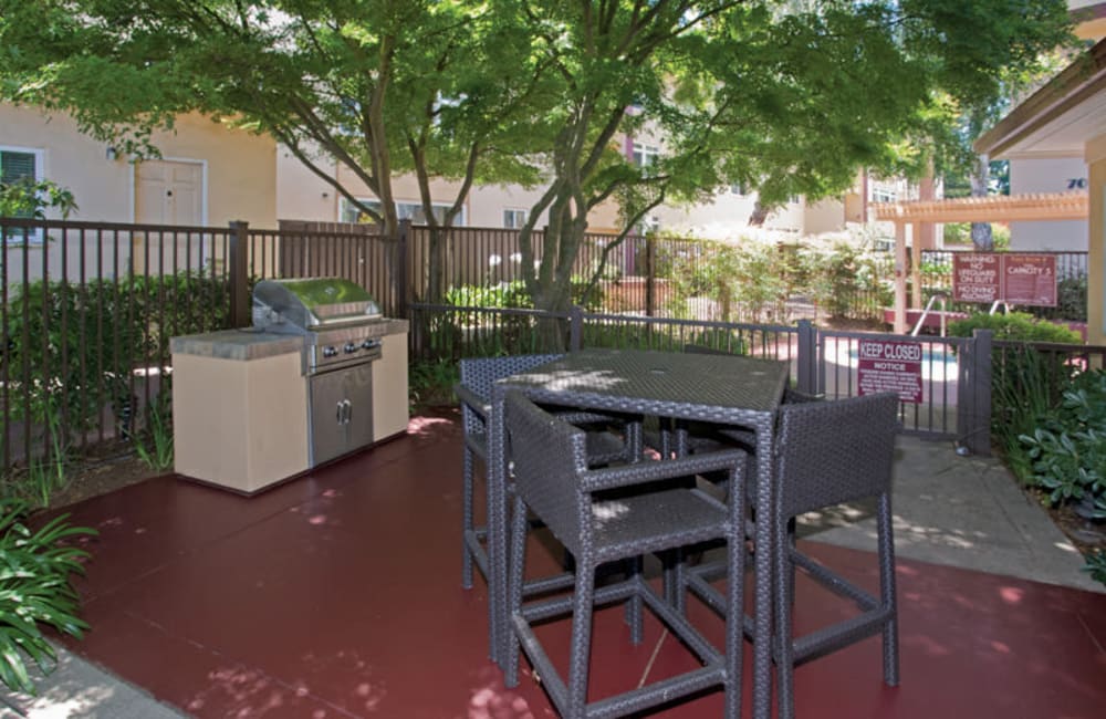 outdoor sitting area at Park Royal Apartments in San Mateo, California