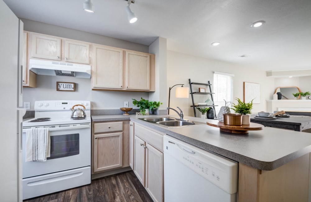 Modern kitchen at Eastpointe Lakes Apartment and Townhomes in Blacklick, Ohio