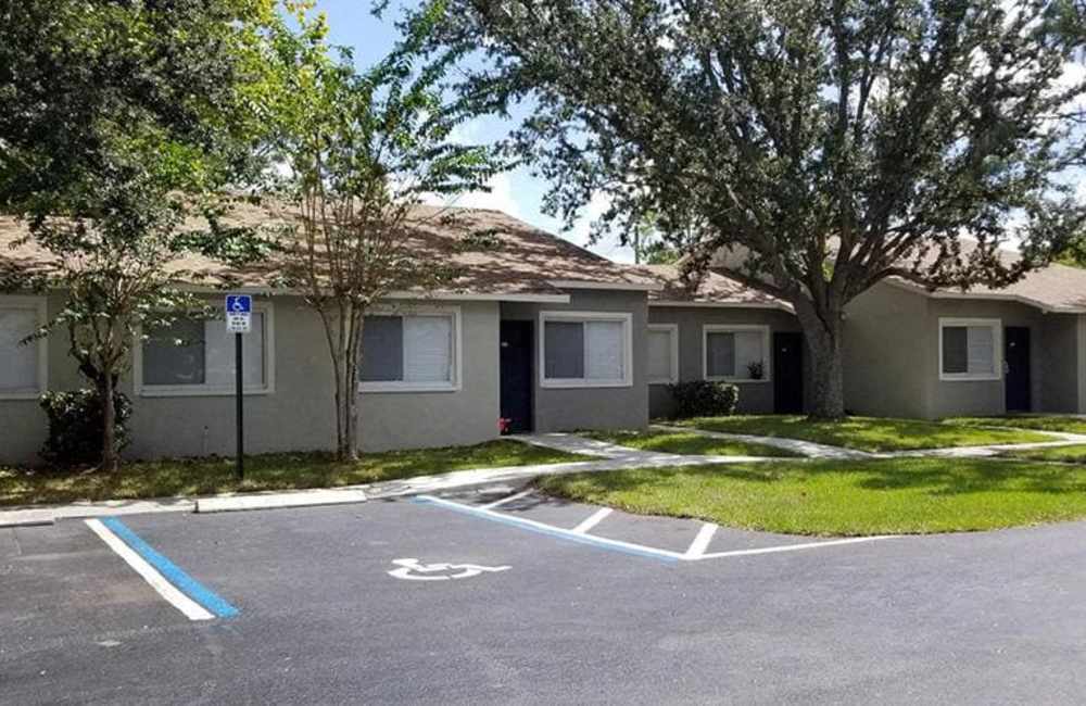 Apartment building exterior and parking at Grove Pointe in Ruskin, Florida