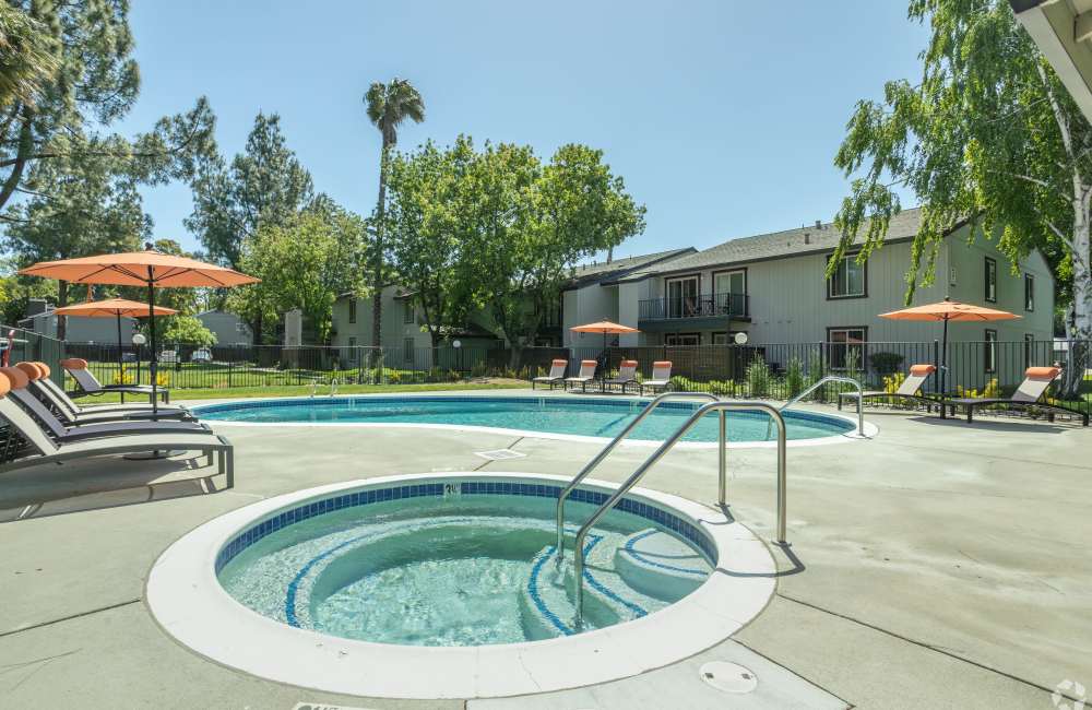 Swimming pool with jacuzzi at El Macero Apartments in Davis, California