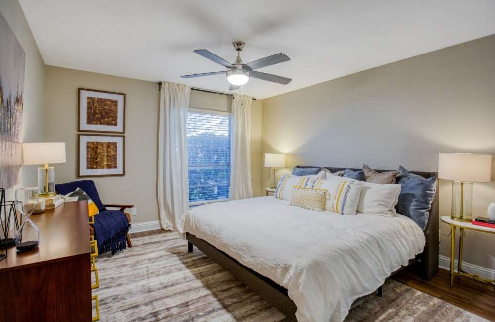 Spacious bedroom with large comfortable bed and ceiling fan at Verlaine on the Parkway in Dallas, Texas, 