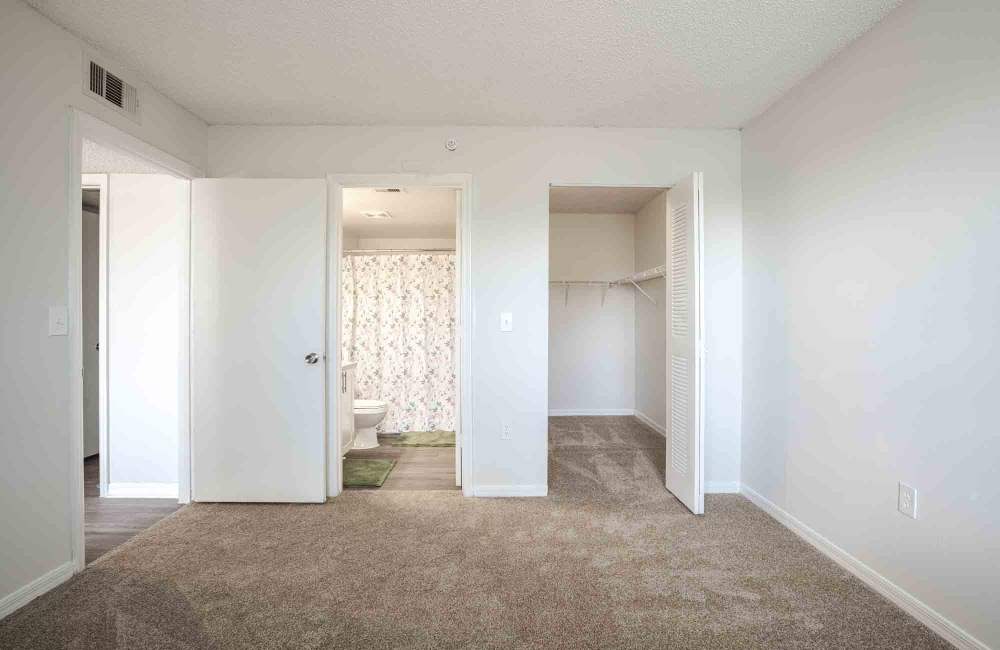 Spacious room Edge at Town Center in Jacksonville, Florida