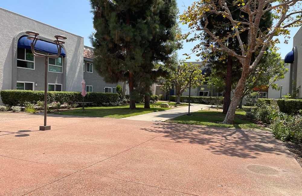 Courtyard at Kernwood Terrace in Los Angeles, California
