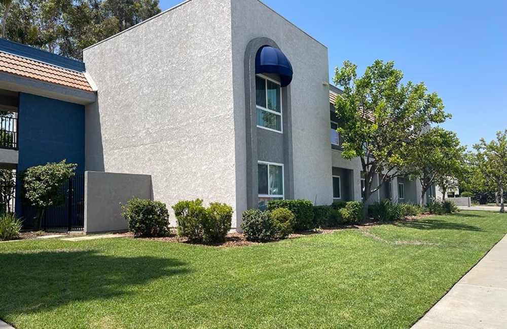 Green lawn outside of Kernwood Terrace in Los Angeles, California