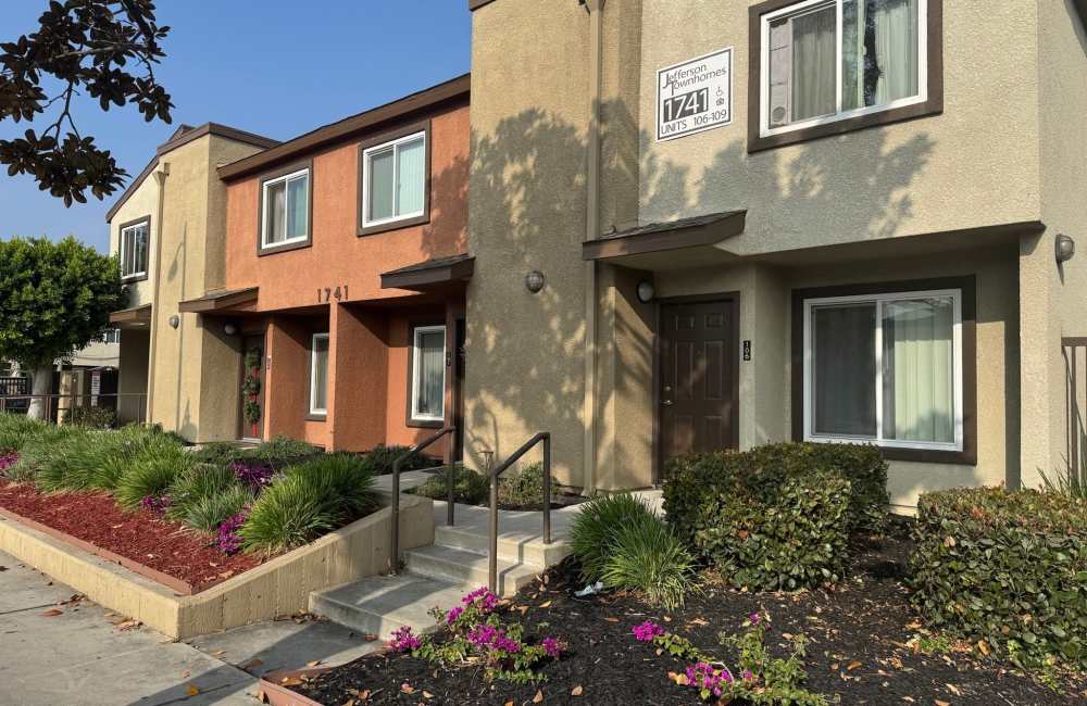 Exterior of Jefferson Cunningham Apartments in Los Angeles, California