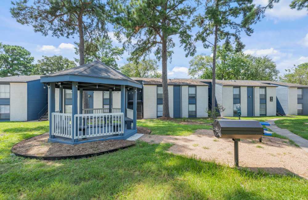 Outdoor picnic area at Northside Heights in Conroe, Texas
