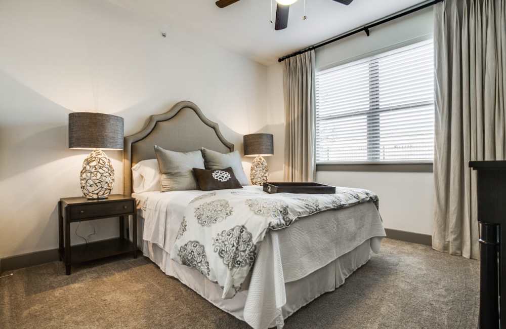 Bedroom with large comfortable bed at Alcove at Alamo Heights in San Antonio, Texas