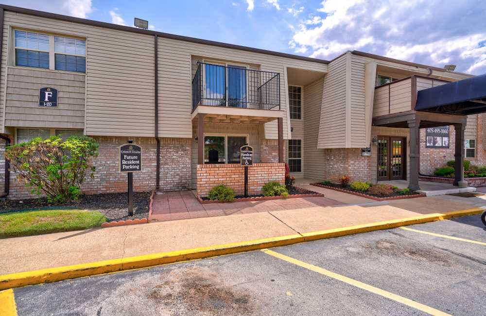 Building exterior view at Council Crossing in Bethany, Oklahoma