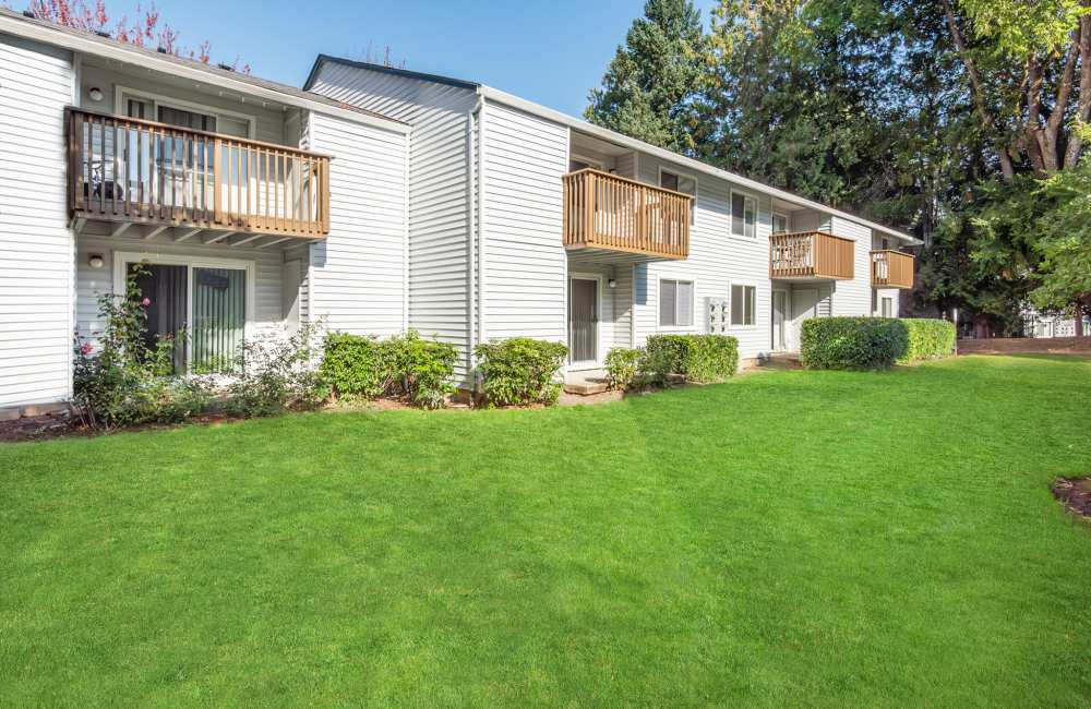 Grassy neighborhood common spaces in Heron Hills Apartment Homes in Gresham, Oregon