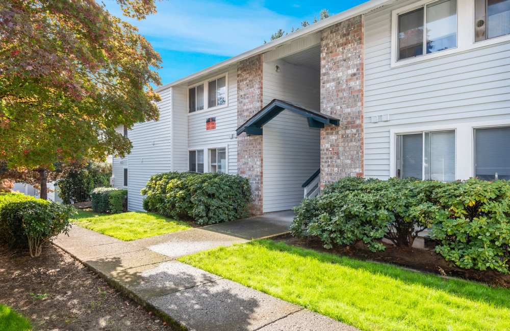 Walkable neighborhood in Heron Hills Apartment Homes in Gresham, Oregon