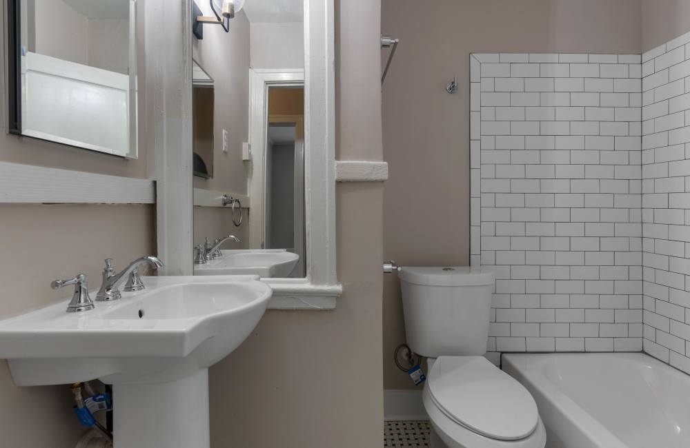 Bedroom with tub at Stonewall Park in Memphis, Tennessee