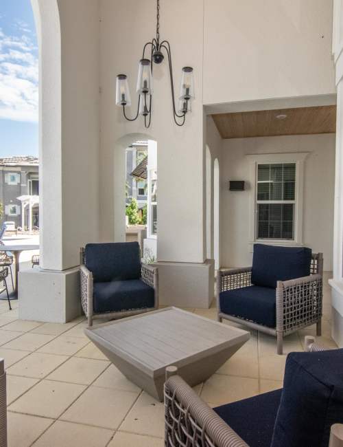 Community seating area at Shadetree Apartments in Ruskin, Florida
