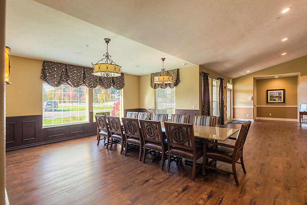 Community table at Pacifica Senior Living Coeur d'Alene in Coeur d'Alene, Idaho