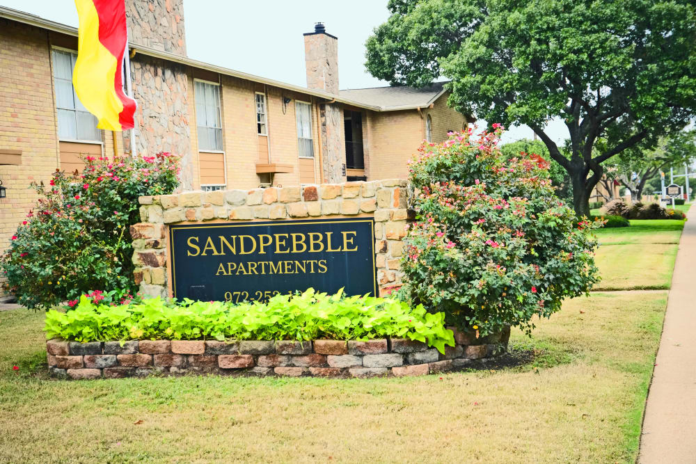 Monument sign at Sandpebble Apartments in Irving 