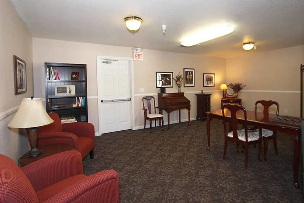 Community seating area for games at Oak Terrace Memory Care in Soulsbyville, California