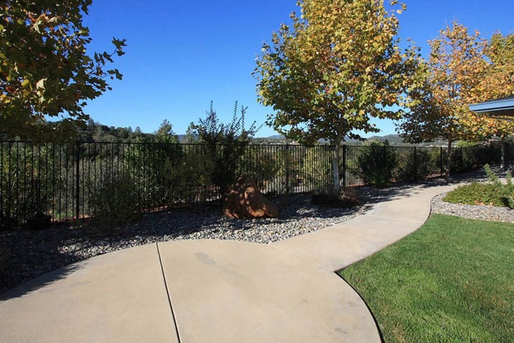 Outdoors area at Oak Terrace Memory Care in Soulsbyville, California