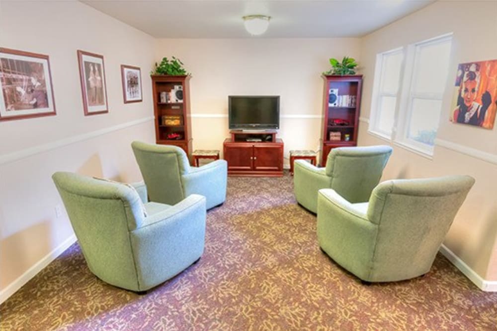 Seating and entertainment area for residents at Oak Terrace Memory Care in Soulsbyville, California