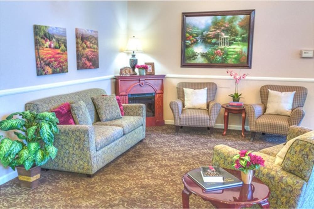 Lounging area for residents at Oak Terrace Memory Care in Soulsbyville, California