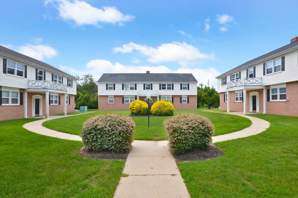 Courtyard at Woodcrest Apartment Homes in Dover, DE