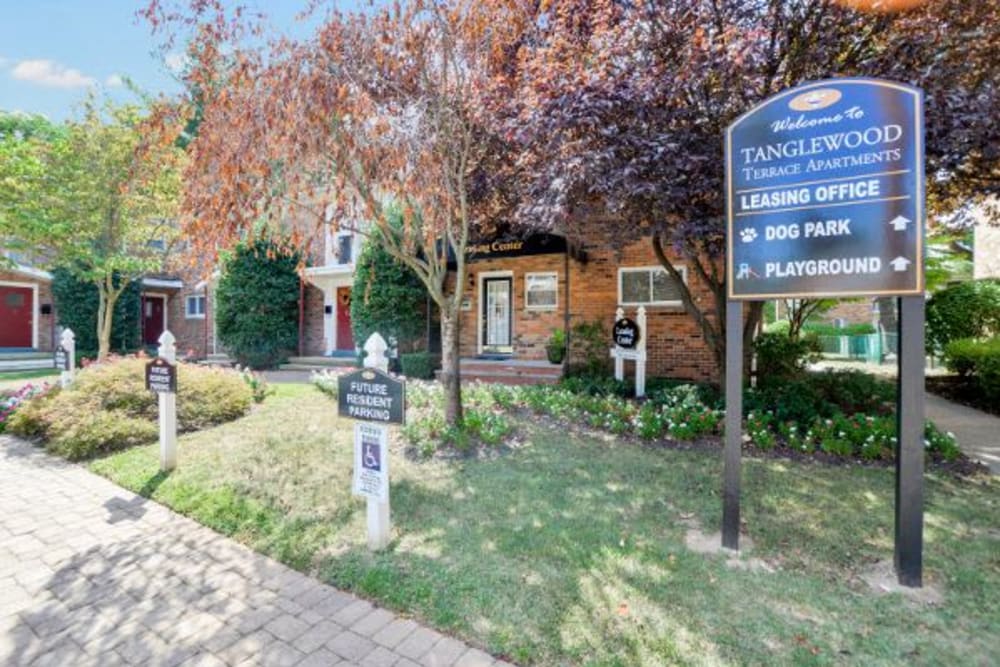 Tanglewood Terrace Apartment Homes offers beautiful walking paths in Piscataway, NJ