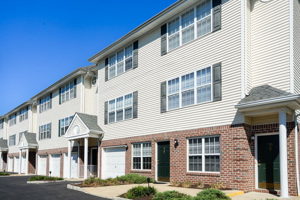 Apartments with garage at Mews at Annandale Townhomes in Annandale, NJ