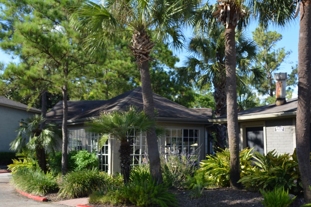 Lush landscaping at The Abbey at Briargrove Park in Houston, Texas