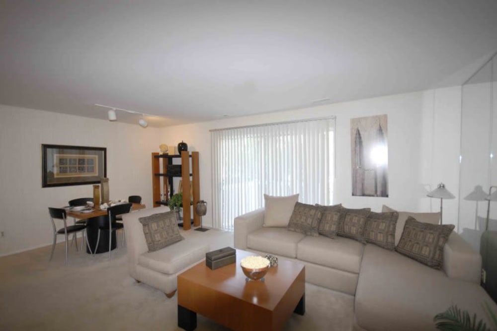 Auburn Hills, MI Apartments for Rent near Rochester | Adams Creek