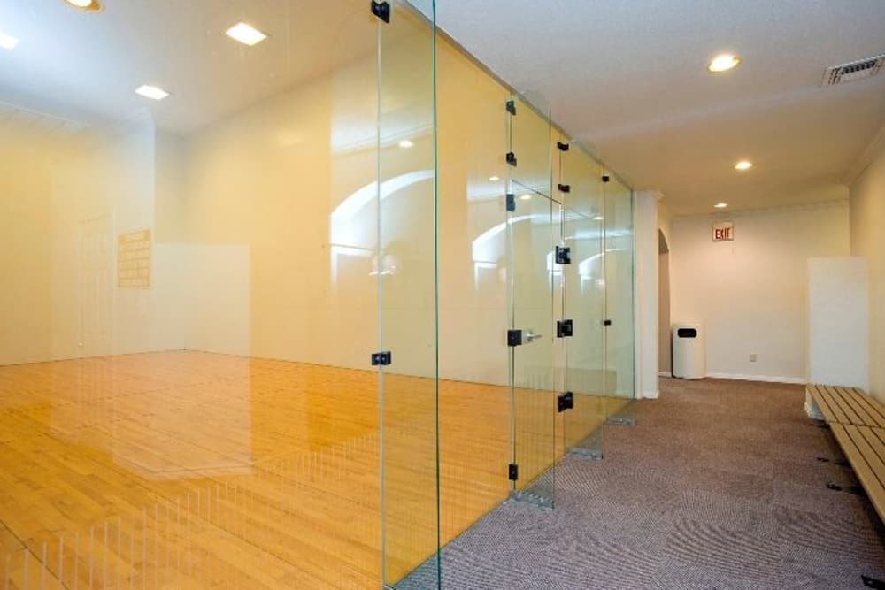 Rancho Palisades has racquetball courts in Dallas, Texas.