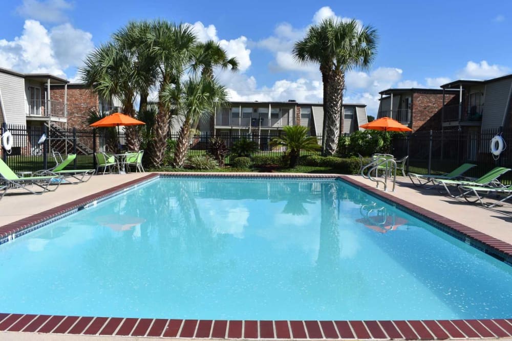 Apartments in Harvey, Louisiana with a swimming pool