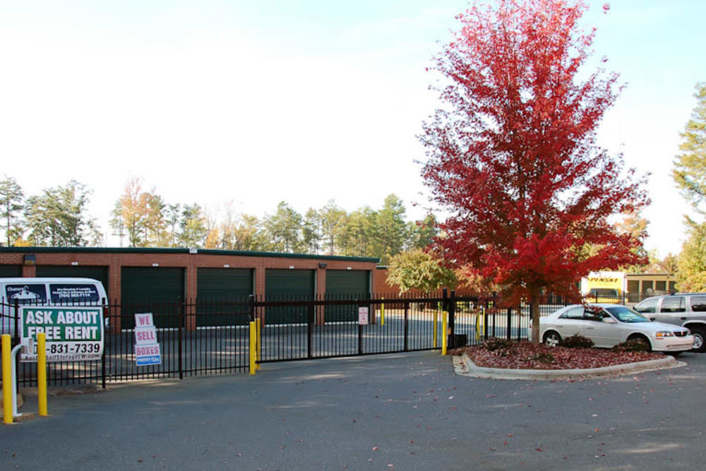 Anchor Lake Wylie in Lake Wylie, South Carolina self storage parking area
