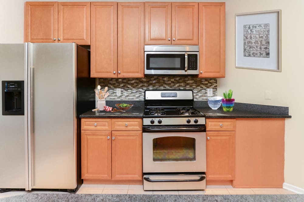 Modern Kitchen at Cranford Crossing Apartment Homes in Cranford, New Jersey