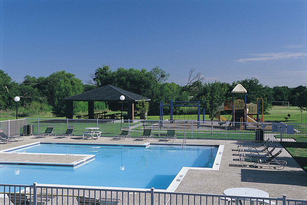 Carrollton Park of North Dallas in Dallas, Texas has a state-of-the-art swimming pool