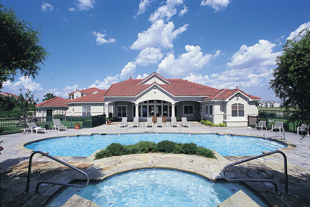 Pool at Crescent Cove at Lakepointe