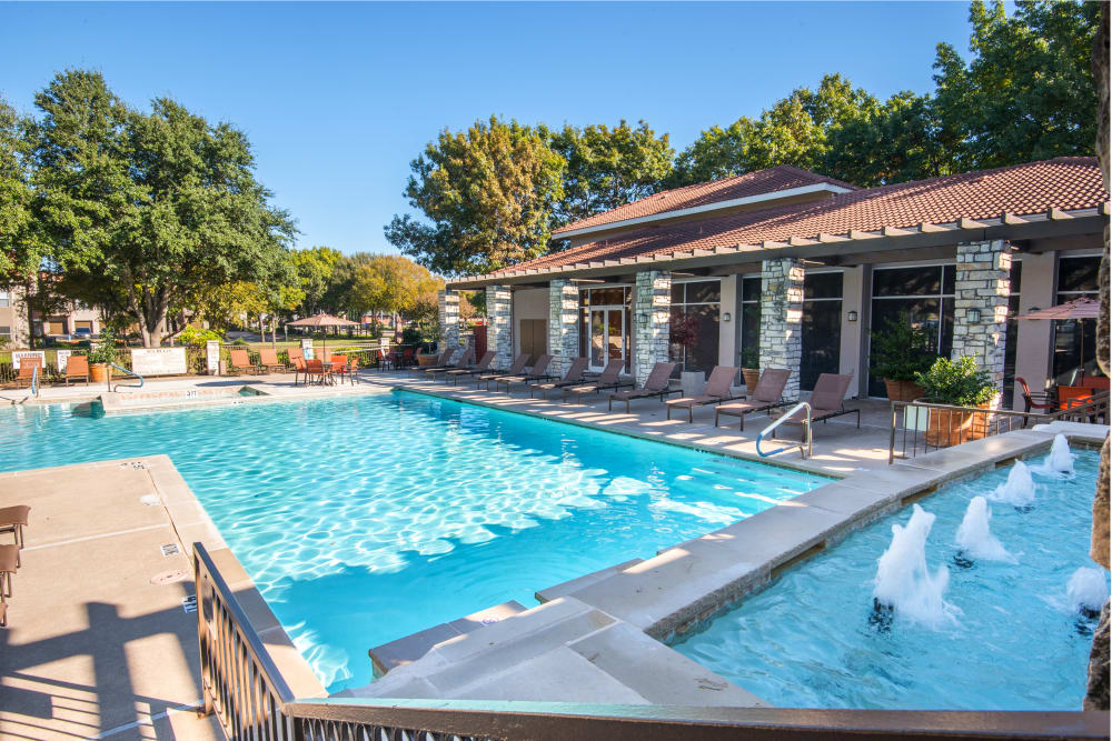 swimming pool with outdoor spa at Villas of Preston Creek