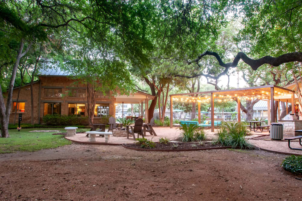 Outdoor Lounge & BBQ Area at The Niche Apartments in San Antonio, Texas