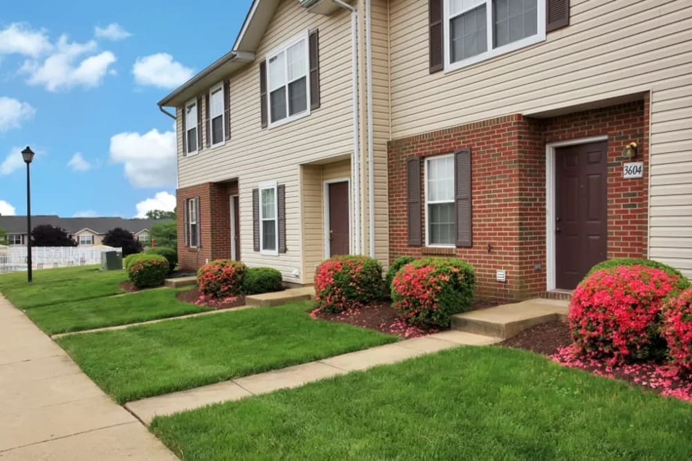 Beautifully manicured landscaping at Timber Ridge in Fredericksburg, Virginia