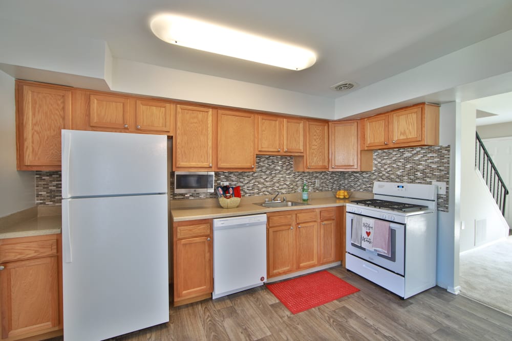 The Glens at Diamond Ridge offers a kitchen in Baltimore, MD